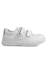 Zapatos deportivos blancos con dos correas de Velcro, diseño perforado en los laterales, cuello acolchado y suela de goma texturizada.