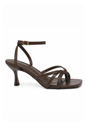 Braune Ledersandalette mit Riemchen, Knöchelriemen und quadratischer, offener Zehenpartie auf weißem Hintergrund.