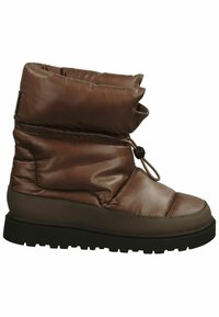 Brązowy ocieplany zimowy but z wyściełanym cholewką, regulowanym zaciągiem oraz grubą czarną podeszwą z bieżnikiem do użytku na świeżym powietrzu.