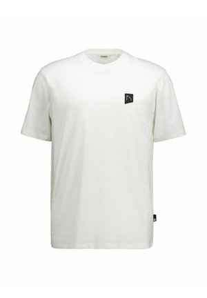 Baltas trumpomis rankovėmis marškinėlis su juodu mažyčiu kvadratinio logotipo ženklu ant kairės krūtinės ir šoniniu ženkliuku prie apačios.