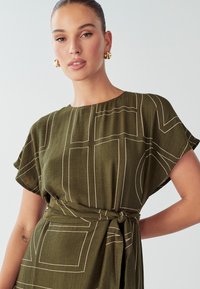 WILLA LORRI MIDI  - Freizeitkleid - olive geo