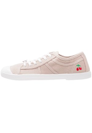 Baskets en toile rose clair avec semelle en caoutchouc blanche. Présentent des cerises brodées sur le côté et des lacets à travers les œillets.