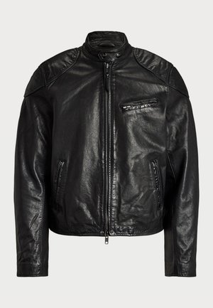 Chaqueta de cuero negra con cierre de cremallera, cuello alto, almohadillas en los hombros y dos bolsillos con cremallera. Textura suave con mínimos detalles.