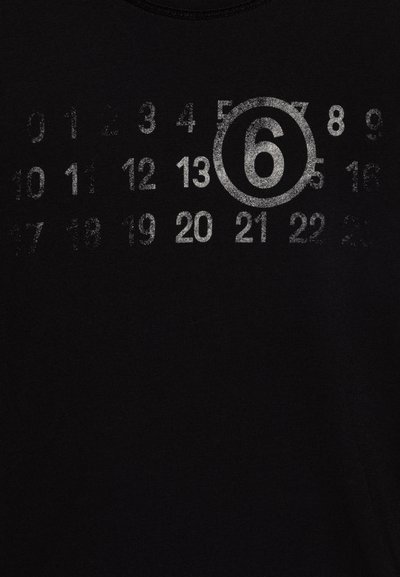 T-shirt preta com uma impressão cinza de números sequenciais, destacando em destaque circular o número 6. Material em algodão.