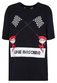 T-shirt nera in cotone con un design grafico che presenta bandiere a scacchi e personaggi giocosi, con "LOVE MOSCHINO" stampato sotto.