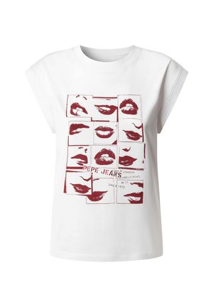Bela kratka majica s kratkimi rokavi, na kateri je rdeč odtis ustnic v mrežnem vzorcu, z napisom "Pepe Jeans" in lokacijskimi podatki.