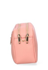 Borsa cosmetica in finta pelle rosa con forma rettangolare, doppia cerniera dorata e una piccola accentatura a cerchio sul lato. Texture liscia.