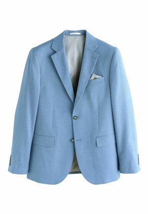 Lyseblå herreblazer med to forreste knapper, skrå lommer, klaplommer og hvidt lommetørklæde på en hvid baggrund.