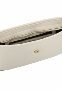 Handväska i krämfärgat läder med texturerad utsida, utrustad med ett guldknäpplås och en intern dragkedjeficka för organisering.