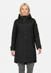 Sort lang frakke med hætte, lavet af skinnende materiale. Den har en frontlukning med trykknapper, sidelommer og et lille logo på brystet.