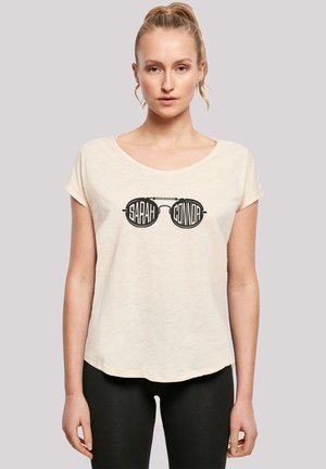 Light cream T-shirt made of soft fabric, featuring a black graphic print of sunglasses with the names "SARAH" and "CONNOR" inside the lenses.