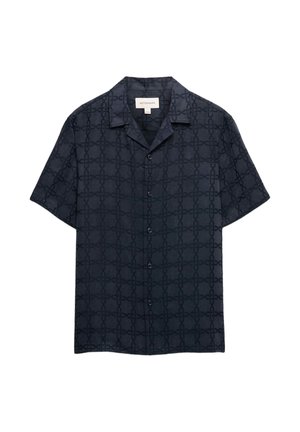 Chemise bleu marine à manches courtes avec boutons, présentant un motif subtil de chaînes foncées et un col évasé.