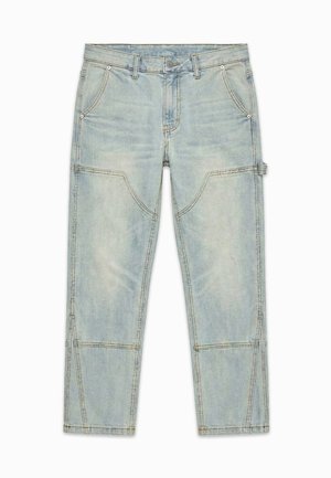 Lichtblauwe denim broek met een ontspannen pasvorm, voorzien van grote zijzakken en opvallende naaddetails langs de pijpen.