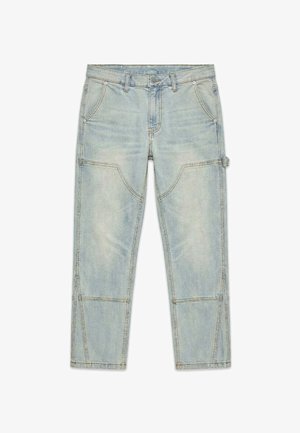 Lichtblauwe denim broek met een ontspannen pasvorm, voorzien van grote zijzakken en opvallende naaddetails langs de pijpen.