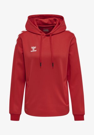 Sweatshirt à capuche rouge en tissu doux. Il affiche un logo sur la poitrine, des cordons de serrage et des bandes blanches sur les manches. Coupe standard.