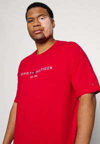 Tommy Hilfiger LOGO TEE - T-shirt estampada - blazer red