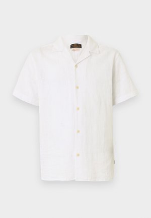 Chemise blanche en lin à manches courtes avec un col camp et cinq boutons beiges sur le devant.