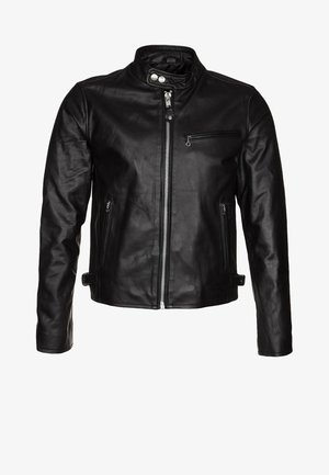 Schwarze Lederjacke mit Frontreißverschluss, hohem Kragen mit Druckknöpfen und drei Reißverschlusstaschen, zwei Seitentaschen und eine Brusttasche.