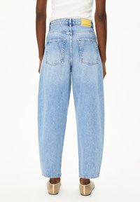 ARMEDANGELS BAARLY BARREL - Relaxed fit jeans - panarea