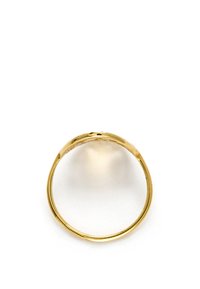 Bague en or avec une finition lisse et polie ; forme circulaire avec un bord supérieur arrondi. Design minimaliste, sans embellissements supplémentaires.