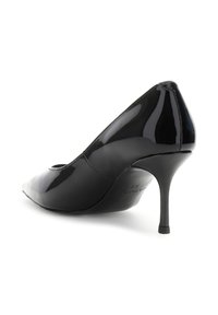 Décolleté in vernice nera con punta affilata e sottile tacco a stiletto, mostrato dal retro su sfondo bianco.