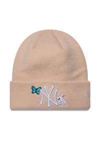 Gorro de color durazno claro con textura acanalada, que presenta el logo en blanco de "NY" y detalles bordados de una mariposa y un conejo. Material de tejido suave.