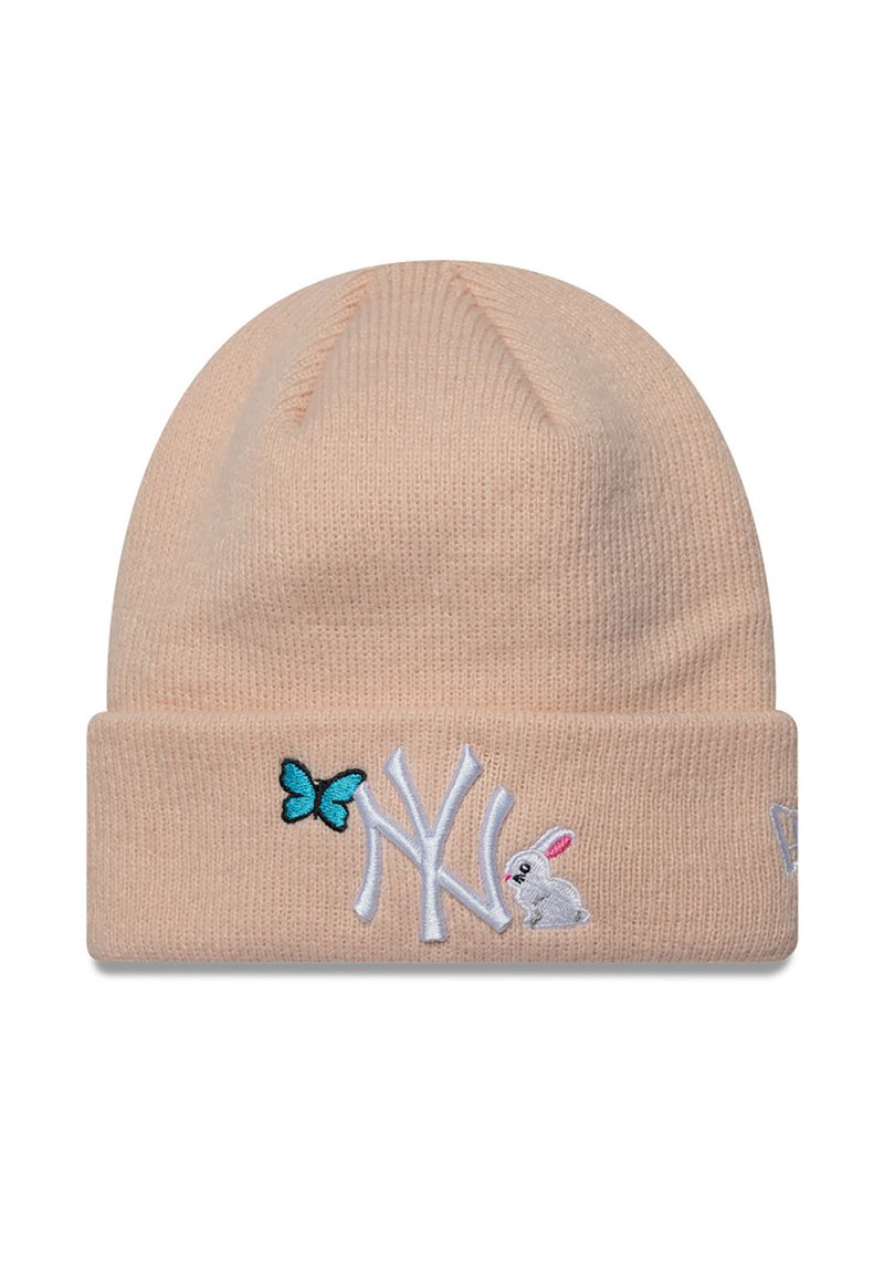 Gorro de color durazno claro con textura acanalada, que presenta el logo en blanco de "NY" y detalles bordados de una mariposa y un conejo. Material de tejido suave.