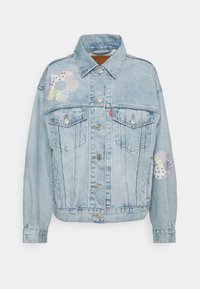 Giacca di jeans blu chiaro, con toppe floreali multicolori su spalla e manica, dotata di due tasche sul petto e chiusura a bottoni.