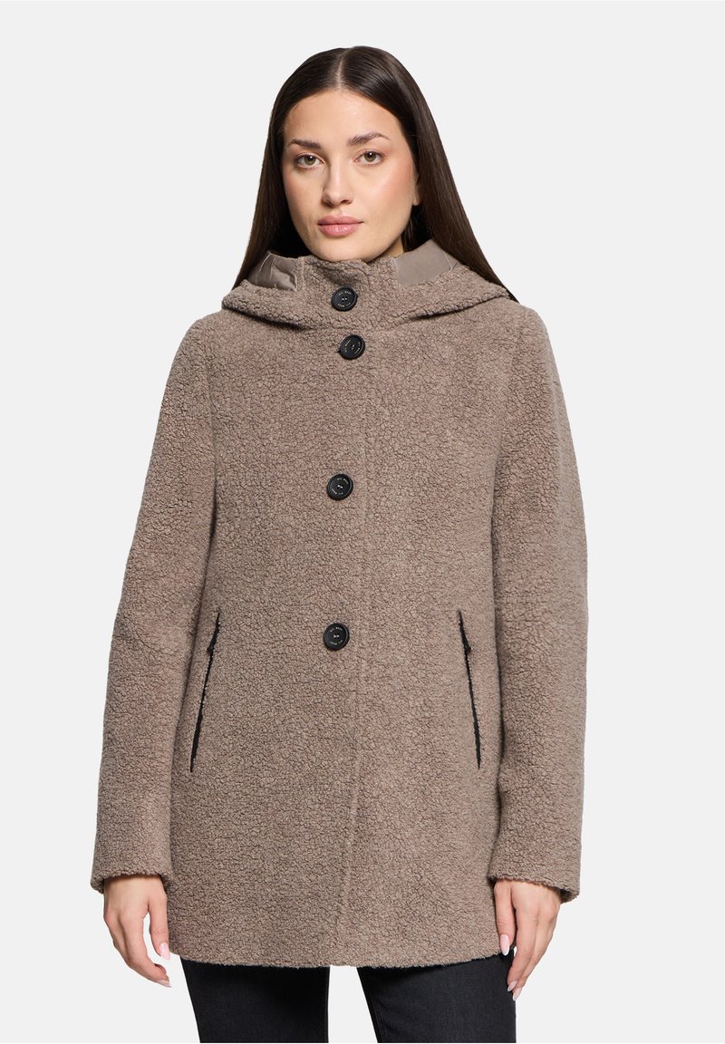Bruine fleece jas met capuchon, met een gestructureerde buitenkant, zwarte knopen en zijzakken. Het ontwerp heeft een losse pasvorm voor comfort.