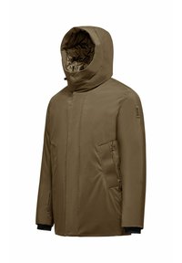 Parka marrone isolato con colletto alto, cappuccio rimovibile, tasche laterali con zipper e polsini a costine per un calore aggiuntivo.