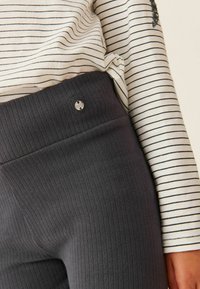 Mint Velvet Leggingek - Nadrágok - dark grey