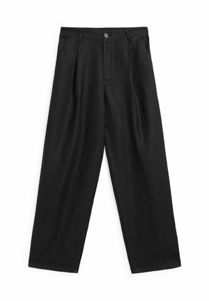 Zwarte linnen broek met een wijd uitlopend ontwerp, met voorplooien en een knoopsluiting. Glad textuur en een losse pasvorm.