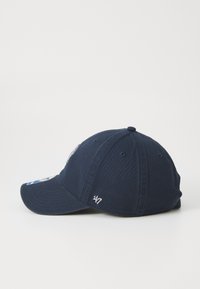 Marinefarbenes Baseballcap aus Baumwolltwill, mit einem gebogenen Schirm, gesticktem Logo auf der Vorderseite und Stichdetails an der Seite.