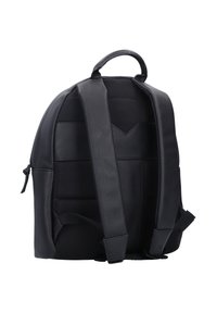 Mustakakkarainen reppu, jossa on teksturoitu nahkapinta, pehmustettu verkkoselkä, säädettävät hihnat ja yläkahva. Yksinkertainen, toiminnallinen muotoilu.