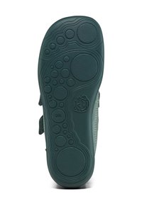 Suola di scarpa in gomma verde con pattern circolari e ovali; superficie testurizzata con sezioni piatte e rialzate; taglia contrassegnata come 28.