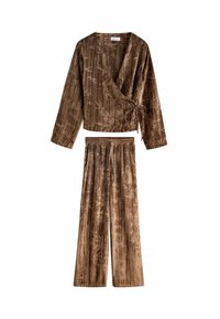 Braunes Samt-Zweiteiler-Set mit langärmeligem Wickeloberteil, das an der Taille gebunden wird, und weitem Hosenbeinen mit elastischem Taillenbund und Kordelzug.