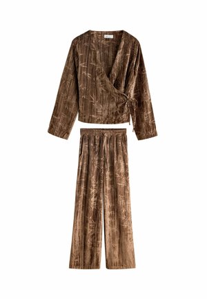 Braunes Samt-Zweiteiler-Set mit langärmeligem Wickeloberteil, das an der Taille gebunden wird, und weitem Hosenbeinen mit elastischem Taillenbund und Kordelzug.
