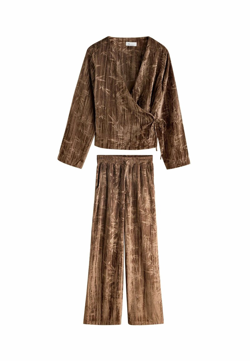 Braunes Samt-Zweiteiler-Set mit langärmeligem Wickeloberteil, das an der Taille gebunden wird, und weitem Hosenbeinen mit elastischem Taillenbund und Kordelzug.