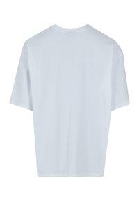Bílé tričko s krátkými rukávy, vyrobené z bavlny. Volný střih s kulatým výstřihem. Hladká textura, bez viditelných vzorů či zdobení. Pohled zezadu.