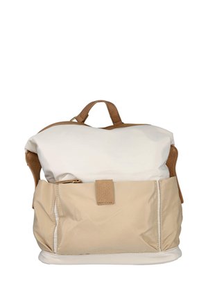 Mochila de tela suave en beige y blanco con un bolsillo delantero y asa y tirador de cremallera de cuero marrón, mostrada sobre un fondo blanco liso.