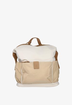 Mochila de tela suave en beige y blanco con un bolsillo delantero y asa y tirador de cremallera de cuero marrón, mostrada sobre un fondo blanco liso.