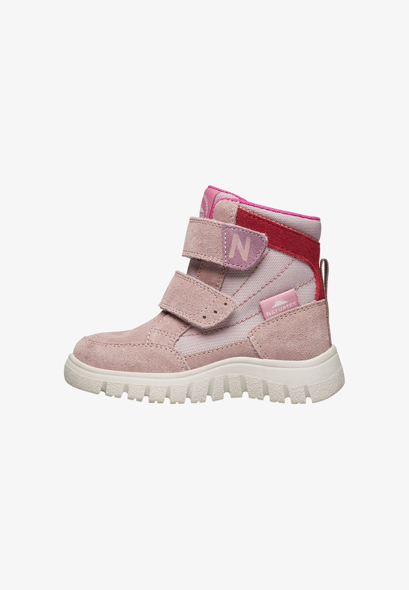 Stivaletto alla caviglia in suede rosa con pannelli in rete, cinturini in Velcro e suola in gomma bianca; presenta accenti rossi e rosa chiaro e un logo.