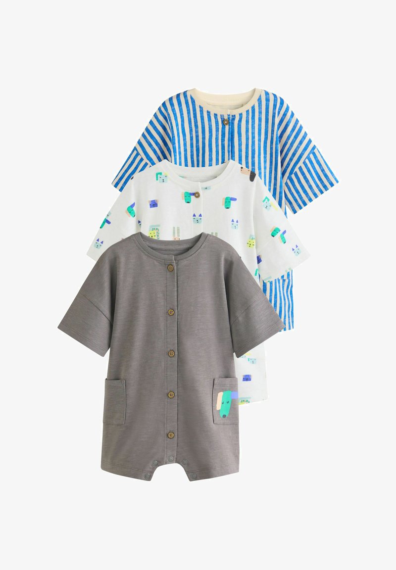Trois grenouillères pour bébé à manches courtes avec boutons : grise avec un patch chien, blanche avec des imprimés d'animaux colorés et à rayures verticales bleu et blanc.