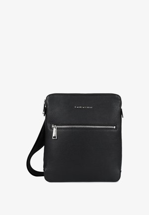 Zwarte leren crossbodytas met een gestructureerd oppervlak, voorvak met rits, zilverkleurige hardware en een verstelbare schouderband. Logo in reliëf op de voorkant.