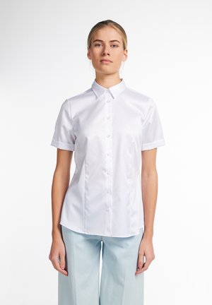 Korte mouw witte shirt met een klassieke kraag, knoopsluiting aan de voorkant en een gladde textuur, gecombineerd met ontspannen lichtblauwe broek.