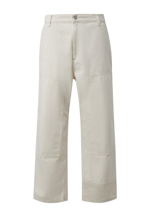 Pantaloni beige a gamba larga realizzati in cotone, caratterizzati da doppie tasche frontali, cuciture a vista e una silhouette dritta.