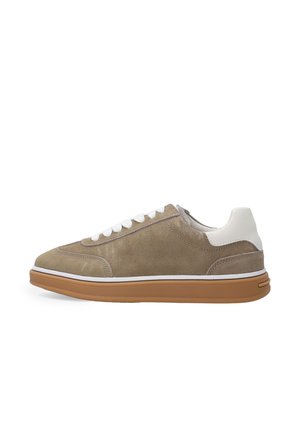 Sideskud af lavtop taupe ruskind sneakers med hvide snørebånd, hvid hælkant og brun gummisål på en hvid baggrund.
