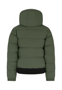 Olijfgroene pufferjack met vaste capuchon, zwarte elastische tailleband en elastische manchetten, weergegeven vanaf de achterkant op een witte achtergrond.