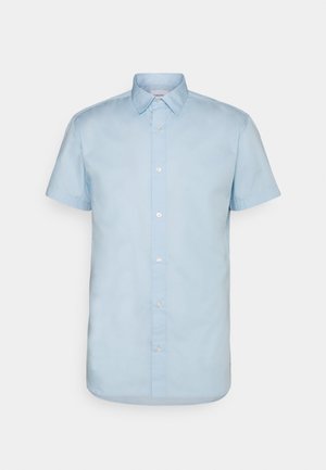 Camisa de botão de manga curta azul claro, feita de algodão. Apresenta um colarinho clássico, corte reto e fecho frontal com botões.