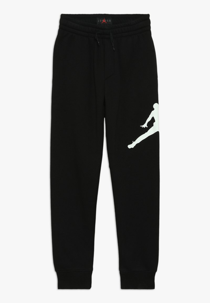 Pantalones de chándal negros hechos de algodón con una cinturilla elástica. Logotipo Jumpman blanco notable en el muslo izquierdo. Puños ajustados en los tobillos.